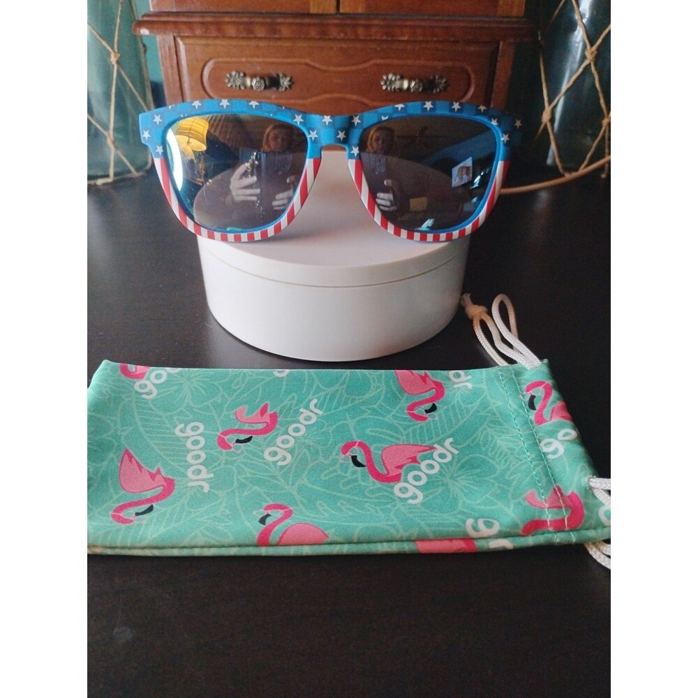 GOODR SUNGLASSES- AWESOME AMERICAN FLAG DESIGN - WITH FUN CASE